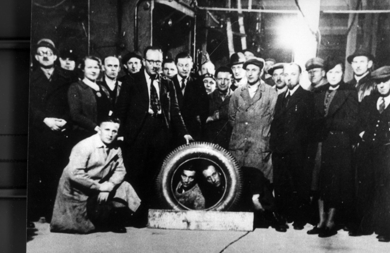 Zamestnanci Fabryky Gum Jezdnych Stomoil v Dębica